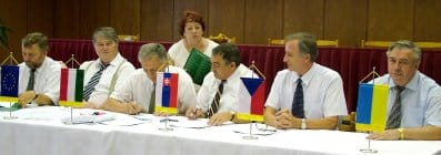 Kommüniké_közös_aláírása.jpg Kommüniké_közös_aláírása.jpg
