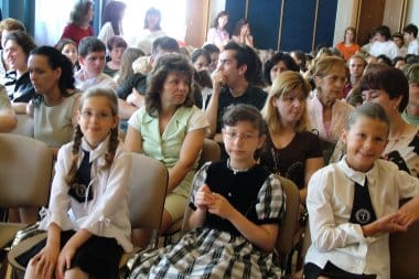 Ügyes_diákok_és_tanáraik_a_Kiss_Bálint_Ref._Iskolából.jpg Ügyes_diákok_és_tanáraik_a_Kiss_Bálint_Ref._Iskolából.jpg