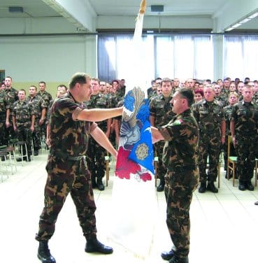 Kov&aacute;cs_J&oacute;zsef_dand&aacute;rt&aacute;bornok_a_z&aacute;szl&oacute;t_R&eacute;dei_R&oacute;bert_őrnagynak__a_kontinges_parancsnok&aacute;nak_adja_&aacute;t.jpg