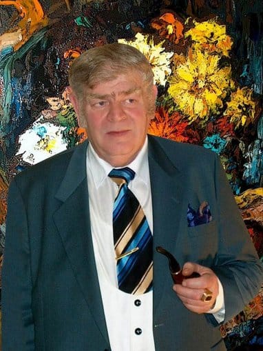 Bíró_Jenő saját festménye előtt.jpg Bíró_Jenő saját festménye előtt.jpg