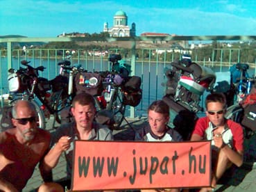 A_háttérben_Esztergom.jpg A_háttérben_Esztergom.jpg