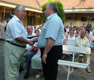 A_posztumusz_kit&uuml;ntetett_fia_veszi_&aacute;t_az_elismer&eacute;st.jpg