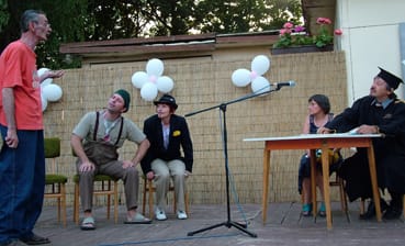 Kastélyotthon - Jelenet_a_bíróságon_tanúval.jpg Kastélyotthon - Jelenet_a_bíróságon_tanúval.jpg