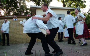 Német_hagyományőrzők_egy_kis_verekedős tánc.jpg Német_hagyományőrzők_egy_kis_verekedős tánc.jpg