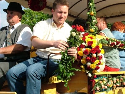 Újhelyi_képviselő_rózsát_oszt_a_közönségnek.jpg Újhelyi_képviselő_rózsát_oszt_a_közönségnek.jpg