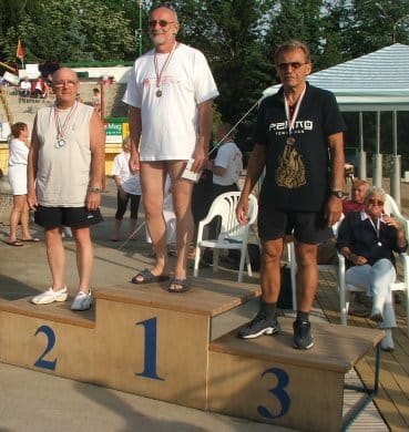 Cseuz_tanár_úr_a_dobogó_harmadik_fokán.jpg Cseuz_tanár_úr_a_dobogó_harmadik_fokán.jpg