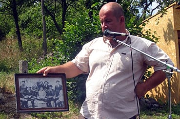 Szőke_Andr&aacute;s_a_Szeny&eacute;ri_csal&aacute;di_k&eacute;ppel.jpg