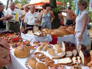 A_zsűri_&eacute;rt&eacute;kel_a_Csorv&aacute;si_s&uuml;tő&uuml;zem_standj&aacute;n&aacute;l.jpg