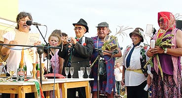 Az_örömszülők_az_ajándékukkal.jpg Az_örömszülők_az_ajándékukkal.jpg