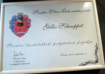 A_tiszteletbeli_polgárnak_adott_dokumentum.jpg A_tiszteletbeli_polgárnak_adott_dokumentum.jpg