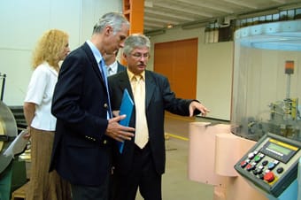 Mészáros_László_termelési_igazgató_kalauzolja_Gilles__Schnepp_urat.jpg Mészáros_László_termelési_igazgató_kalauzolja_Gilles__Schnepp_urat.jpg