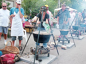 A_Dobos_team_épp a füsttel küzdöttl.jpg A_Dobos_team_épp a füsttel küzdöttl.jpg