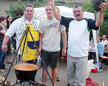 A_vidám_emberek, akik_az_élcelődést_is_belefőzték_a_lecsóba.jpg A_vidám_emberek, akik_az_élcelődést_is_belefőzték_a_lecsóba.jpg