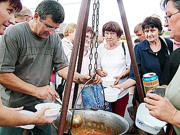 Földvári_Nagy_István_lecsót_oszt.jpg Földvári_Nagy_István_lecsót_oszt.jpg