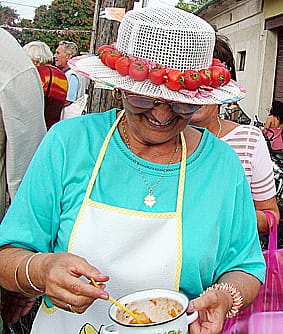 Kalapdísz_valódi paradicsomból.jpg Kalapdísz_valódi paradicsomból.jpg