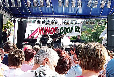Mivel szinpadon_a_3+2_zenekar.jpg Mivel szinpadon_a_3+2_zenekar.jpg