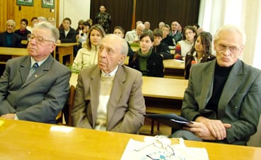 Huszárok__és_fiatalok_emlékezők.jpg Huszárok__és_fiatalok_emlékezők.jpg