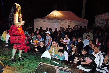 Az Etnorom_zenekar_táncosnővel.jpg Az Etnorom_zenekar_táncosnővel.jpg