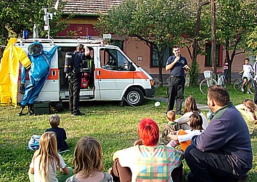 Katasztrófavédelmi_bemutató_a_Szegedről_érkezett_vfcs_gépkocsival.jpg Katasztrófavédelmi_bemutató_a_Szegedről_érkezett_vfcs_gépkocsival.jpg