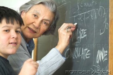 Nyugd&iacute;jas_tan&aacute;rnő_seg&iacute;t_egy_kisfi&uacute;nak_a_tanul&aacute;sban.jpg