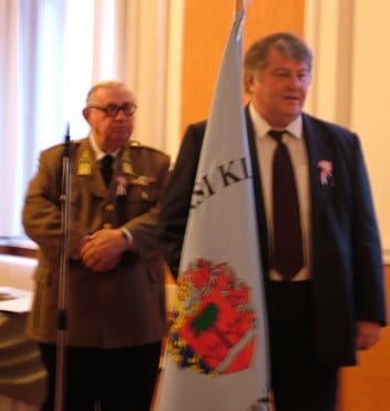 Szirbik_Imre_&aacute;tadja_az_eml&eacute;kz&aacute;szl&oacute;t_id._Bocskay_Istv&aacute;nnak.jpg