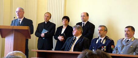 Az-egyházak-képviselői-megáldották-a-csapatzászlót-és-a-magasból-mentő-szert