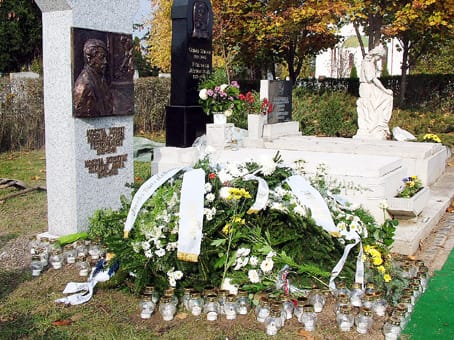 A-Koszta-házaspár-közös-szentesi-nyughelye, a dombormű a csongrádi Máté István és neje szobrászművészek alkotása