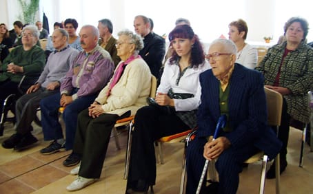Az-első-sorban-az-otthon-leendő-lakóinak-egy-csoportja
