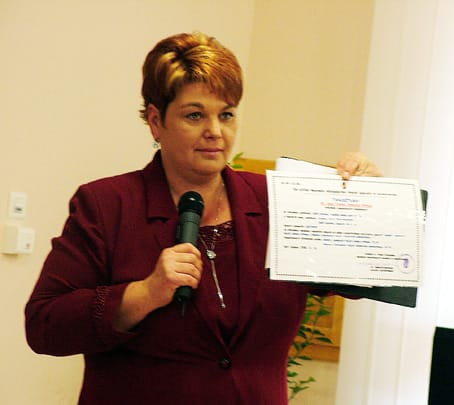 Az-igazgatónő-a-működési-engedélyt-mutatja