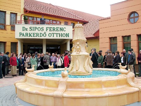 A Dr-Sipos-Ferenc-Parkerdő-Otthon-bejárata-szőkőkúttal
