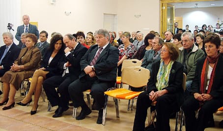 Hivatalos-és-érdeklődő-vendégek-egy-csoportja