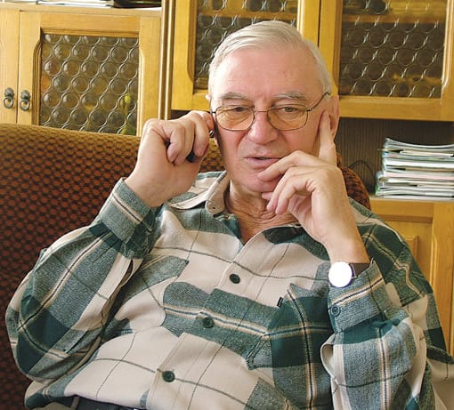 Szarvas-Pál-telefonon-egyeztet a munkatársakkal.