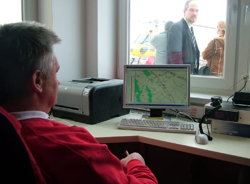 Műszaki személyzet irányítja a helikopter útját Műszaki személyzet irányítja a helikopter útját