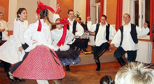 A Zöldág néptáncosai.jpg