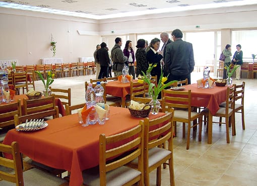A-hangulatos-étterem-a-megnyitó-pillanataiban