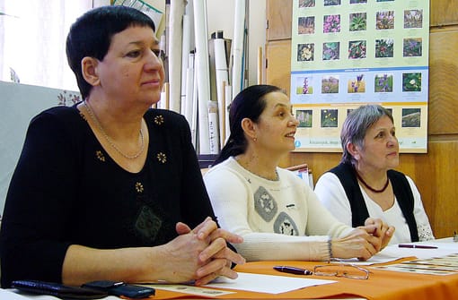 Alsós-zsűri-balról-Takács-Pálné-ny-énektanárnő-karvezető-Hankó-Györgyné-néptánc-pedagógus-Dóczi-Jusztina-citerazenekar-vezető