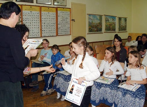 Endrédi-Luca-veszi-át-az-ajándékát