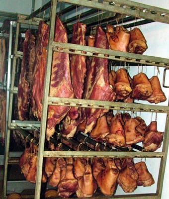 Gusztusos-füstölt-csülkök-szállításra-várnak