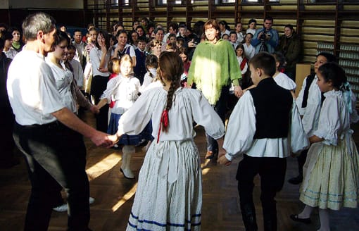 Táncház-a-verseny-végén-az-újszentesi-Dénes-Ildikóval és a szegvári Magyari Imrével