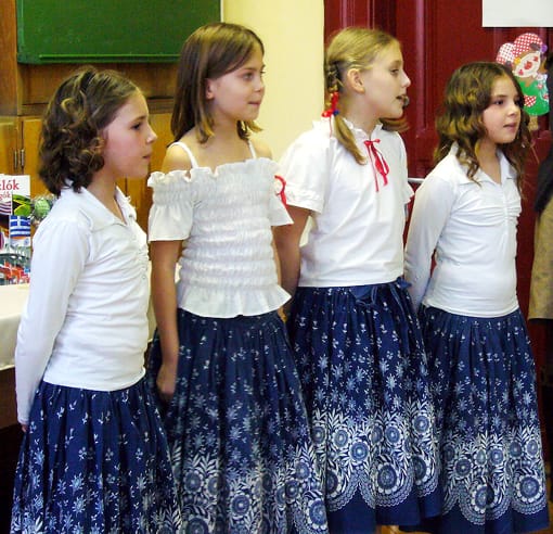 Csoportos-éneklés-az-alsosók-versenyében