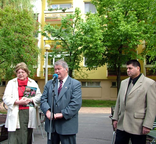 Csányiné dr. Bakró Nagy Vera aljegyző, Szirbik Imre polgármester és Vereb Károly a lakóközösségek képviselője.jpg