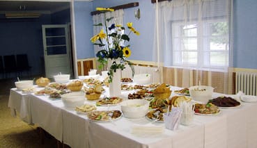 A-bankett-kezdete-előtt-a-megrakott-asztal