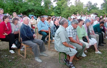 A-közönség-együtt-dalolt-a-művészekkel