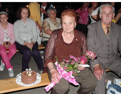 75 éves Eszterke néni, a képviselőnk