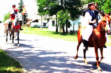 Lovasok-hírverése-a-faluban