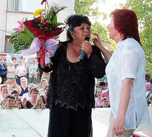 Rajongói virággal köszöntötték