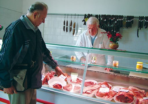 Vörös János húsboltjában