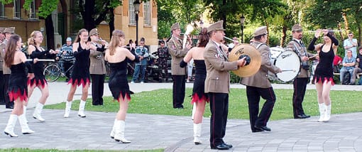 Szegedi-mazsorettekkel-kiegészülve