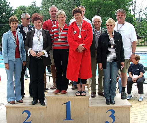 Váltó csoportkép a dobogón a szentesiekkel.jpg