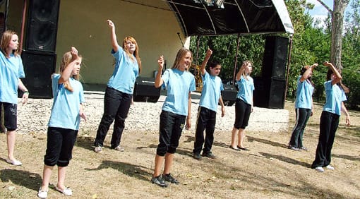 Az-ifjúsági-csoport-táncolt